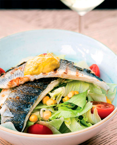 Avokado soslu levrek salata